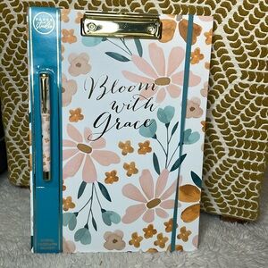 ✨NWT Bloom With Grace Clipboard w/Pen🧡